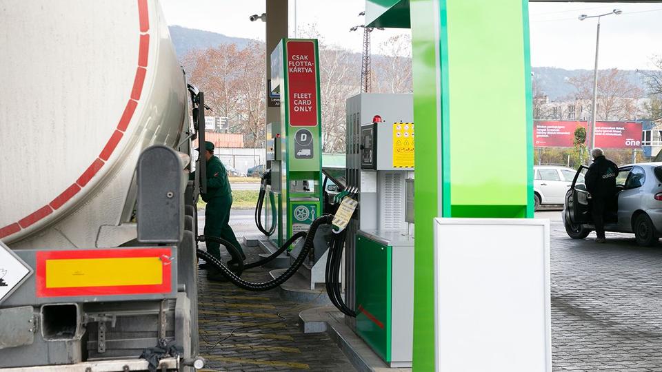 Megijedtek az ársapka rémétől a benzinkutak: péntektől csökken az üzemanyag ára