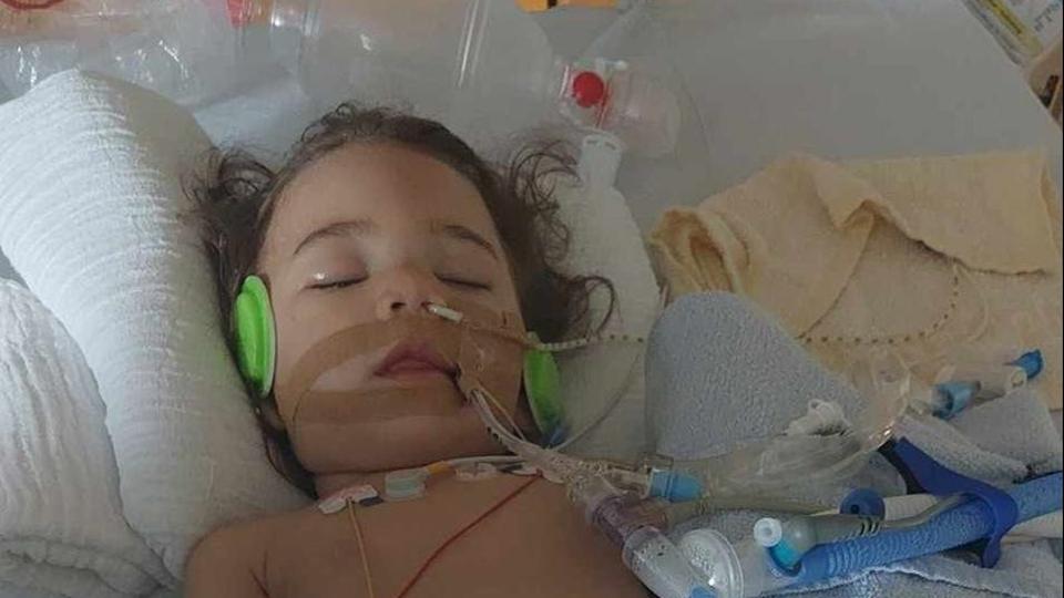 „Túl van az életveszélyen” – friss hírek jöttek a lenyelt elemtől kómába esett 1 éves magyar kislányról