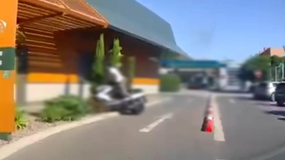 Durvn beleszllt egy motoros a McDonald's falba (VIDE)