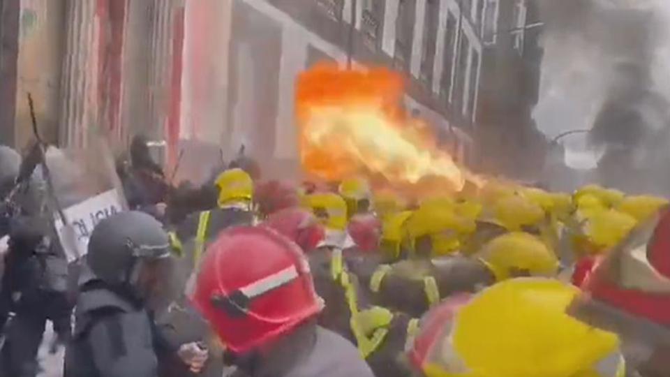 Tűzzel támadtak a rendőrökre az elégedetlen spanyol tűzoltók