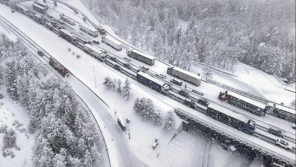 Lezártak egy autópályát Ausztriában az erős havazás miatt