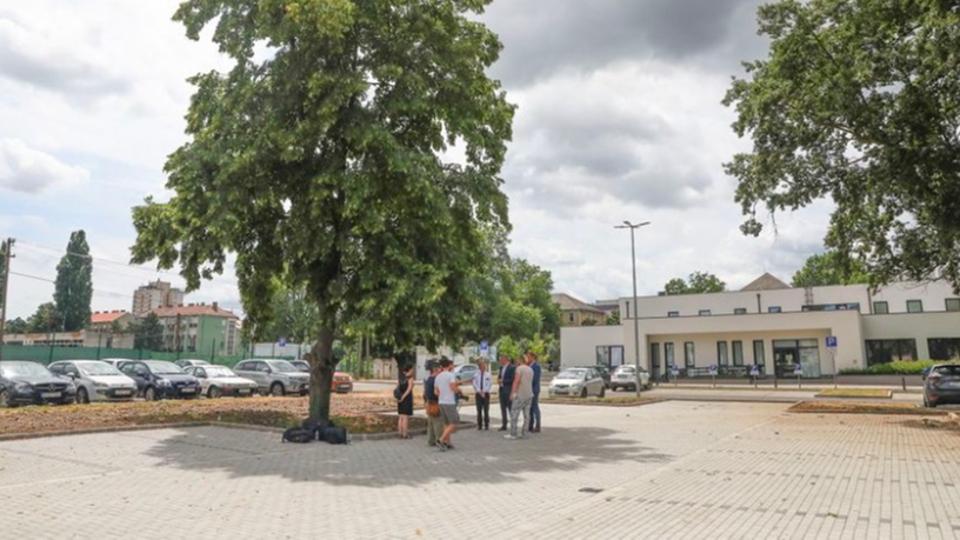 Átadták a Markusovszky-kórháznak a 46 új parkolóhelyet