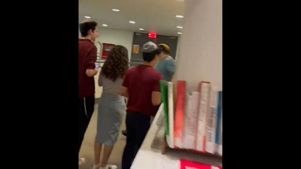 A könyvtárban kellett elrejtőzniük egy New York-i főiskola zsidó diákjainak, egy Izrael-ellenes tüntetés miatt