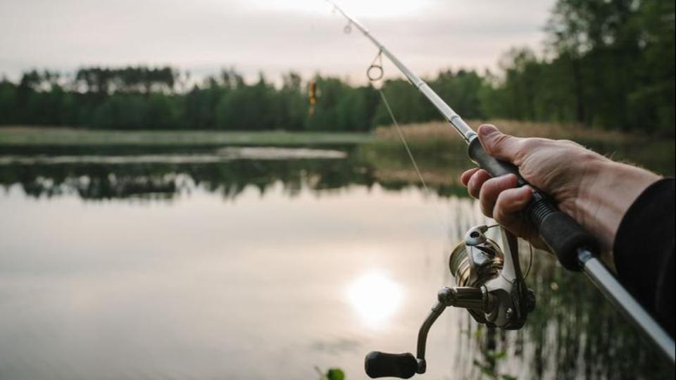 Nincsenek szavak: a horgászversenyen megkéselték a tó tulajdonosát