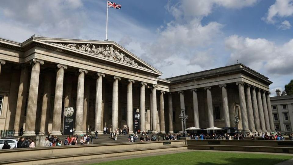A mkincslopsi botrny miatt lemondott a British Museum igazgatja