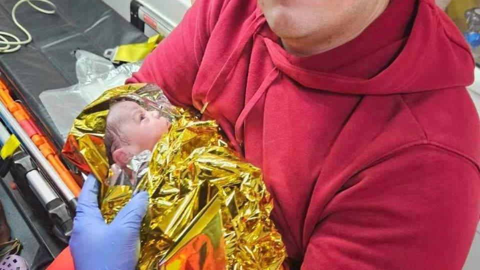 „Örök hálánk a mentősöknek!” – rohamkocsiban jött a világra egy kisbéri édesanya babája