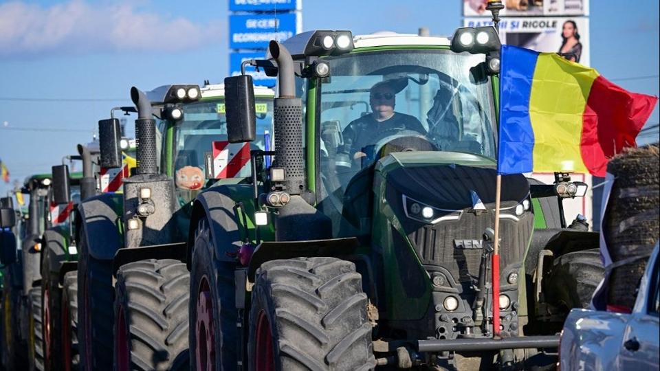 Ennek nem lesz jó vége – felvonultak a román gazdák a magyar határra