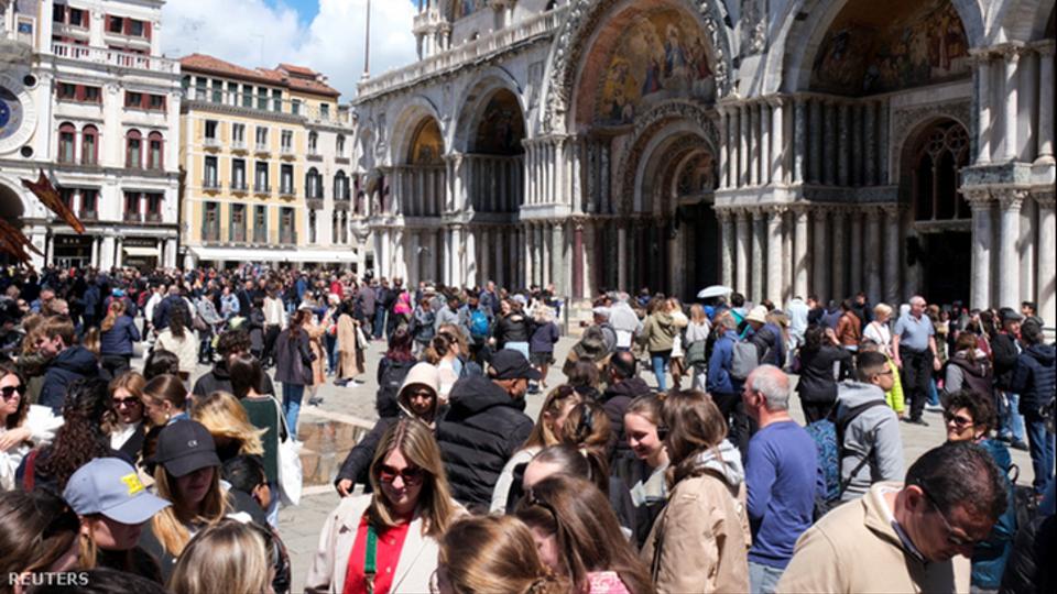 A fizets belps ellenre is znlttek a turistk Velencbe