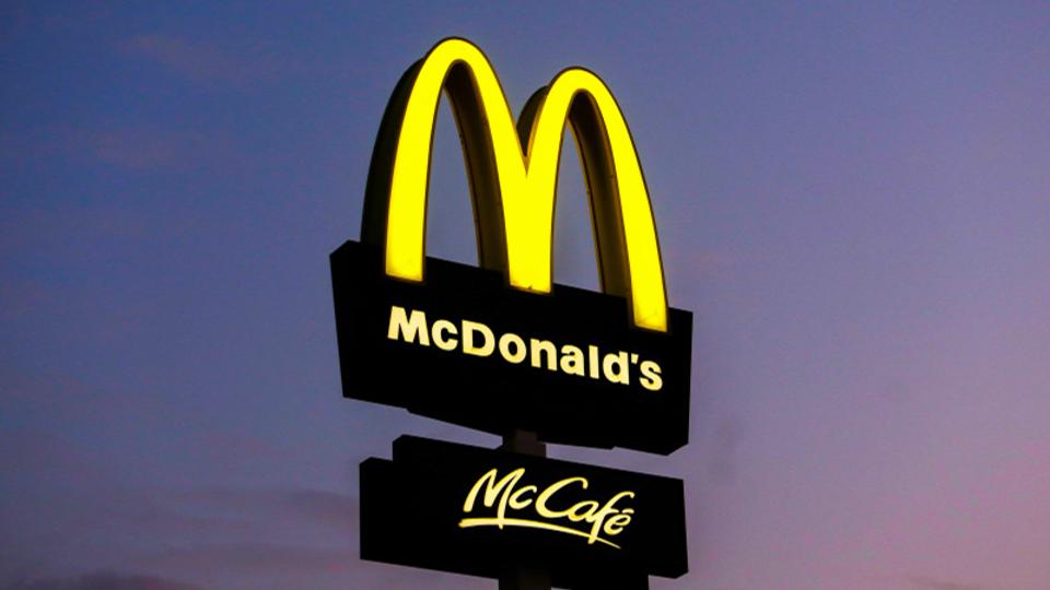 Egy McDonald’s-alkalmazott meglt egy nt a gyorstteremben