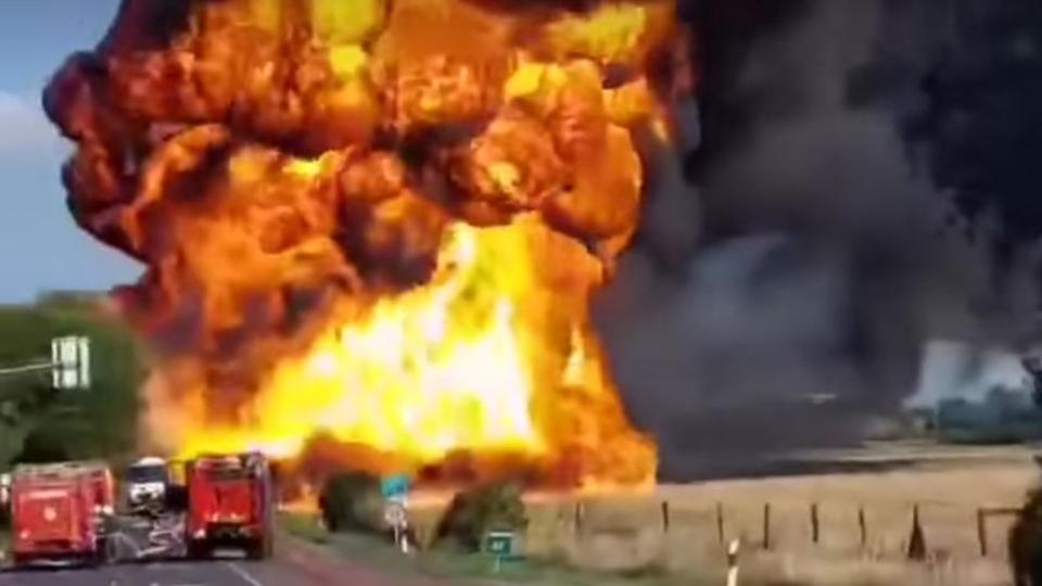 Videó - Hatalmas robbanás Székesfehérvárnál, egy üzemanyagot szállító kamion robbant fel