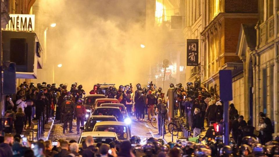 Kirobbant a háború a lakosok és a rendőrség között Franciaországban