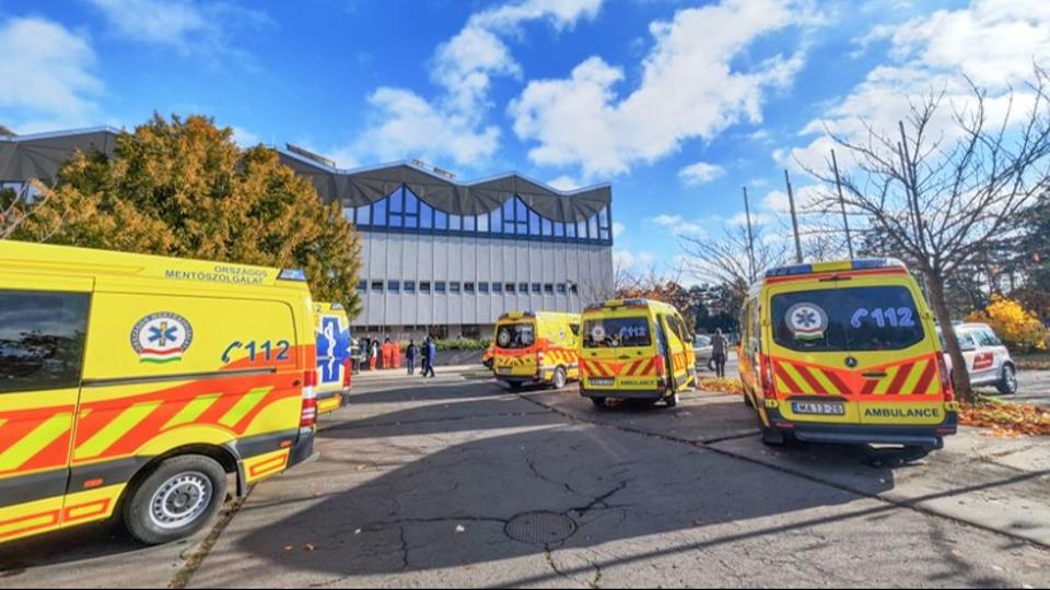 Tíznél is több ember került kórházba a szombathelyi uszodából, mentők, tűzoltók a helyszínen
