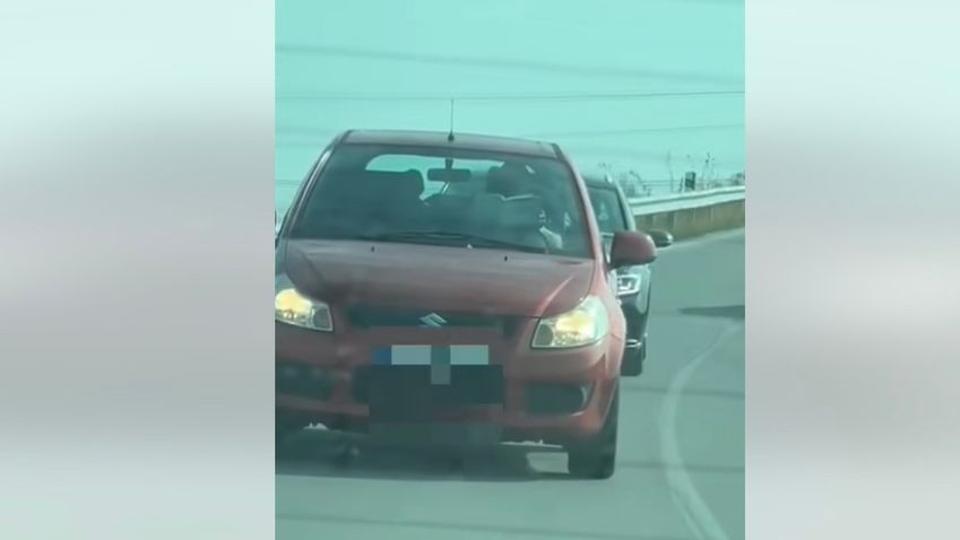 Könyvet lapozgatott egy sofőr vezetés közben Szlovákiában (VIDEÓ)
