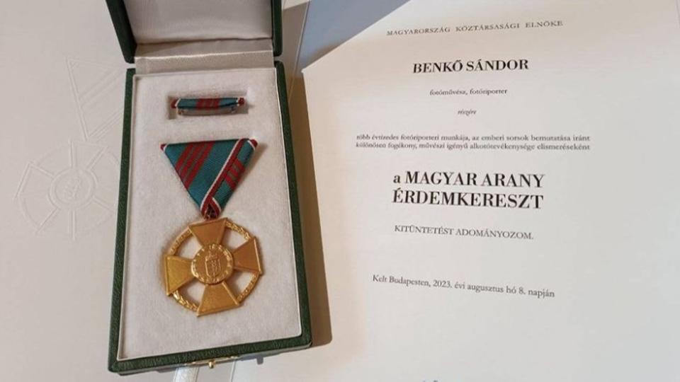 A Magyar Arany Érdemkereszt kitüntetést kapta a Köztársasági Elnöktől Benkő Sándor fotóriporter