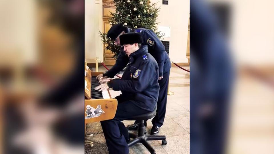 Lecsaptak a zongorára a rendőrök a Keletiben (VIDEÓ)