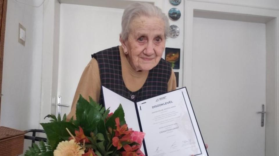 Hetvenhat éve végzett tanítóként, most gránitoklevelet kapott a Körmenden élő Anna néni