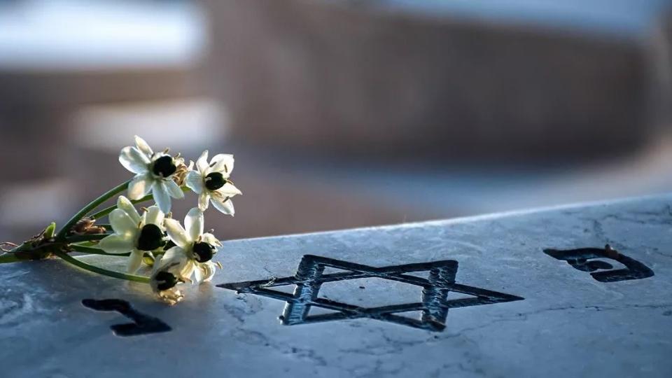 Horogkeresztekkel gyaláztak meg egy zsidó temetőt Ausztriában