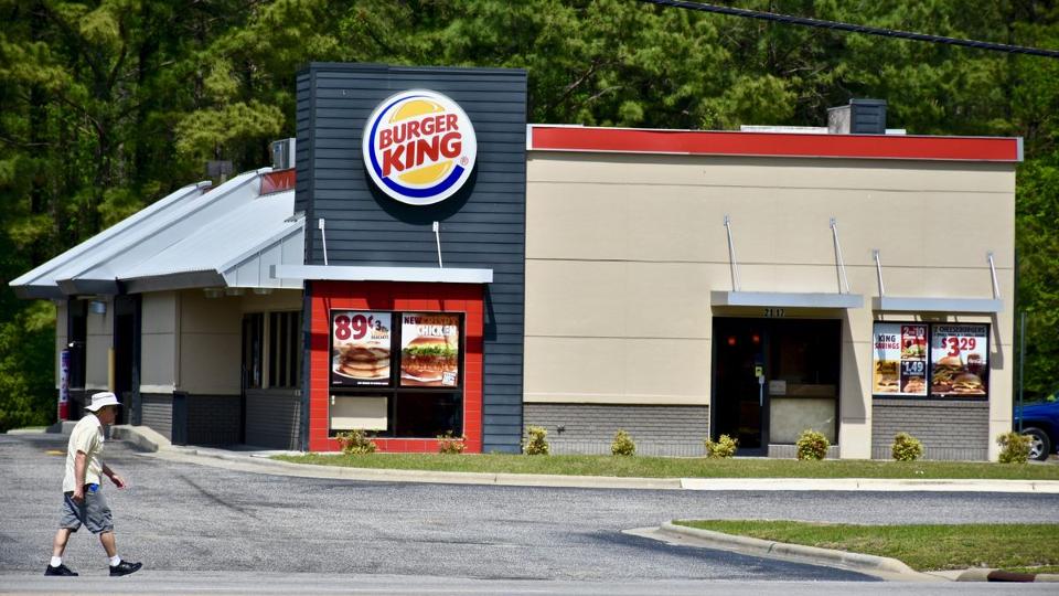 Letartztattk a Burger King egyik menedzsert, mert a kukbl szolglta fel a slt krumplit