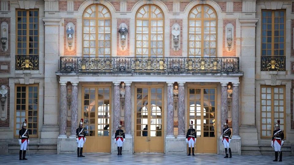 A Louvre utn bombariad Versailles-ban is