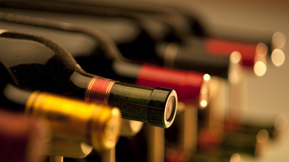 Megmenekül a magyar szőlő-bor ágazat: csökkentik a borosüvegek után fizetendő gyártói felelősség díját