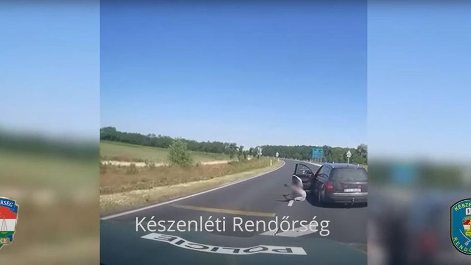Videón, ahogy a román sofőr menet közben ugrik ki az utasokkal teli Audiból Szegednél