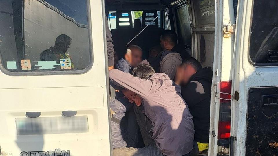 Tizennyolc migránst zsúfoltak egy furgonba – a NAV talált rájuk
