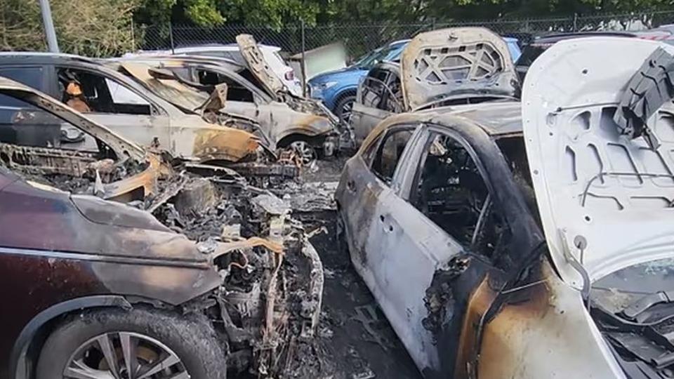 4 másik autó is porig égett, miután kigyulladt egy elektromos luxusautó akksija a reptéren