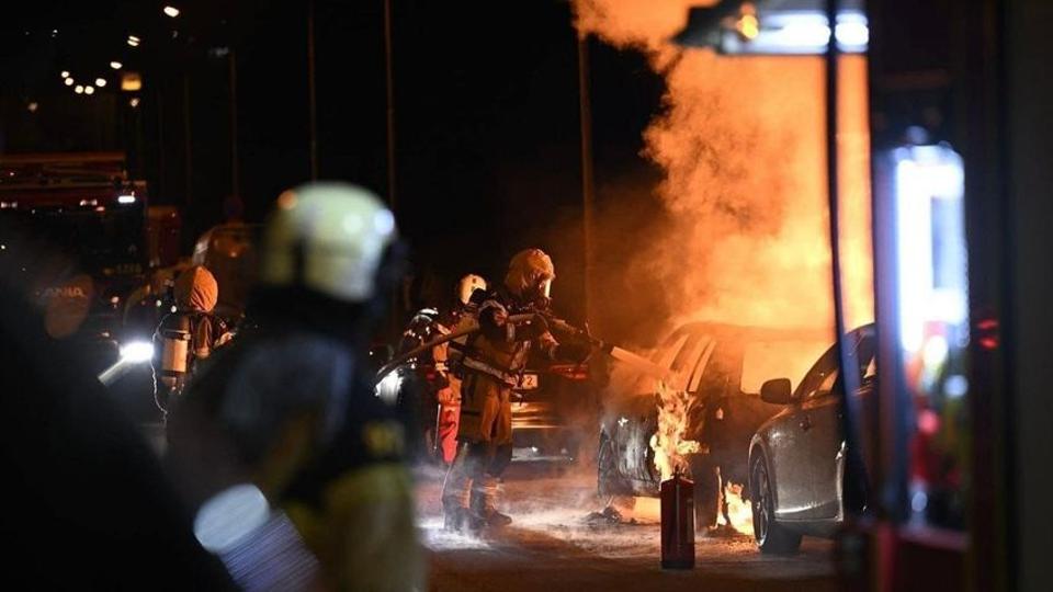 Újabb Korán-égetésből kerekedett óriási összecsapás Svédországban, rendőrökre is támadtak (VIDEÓ)