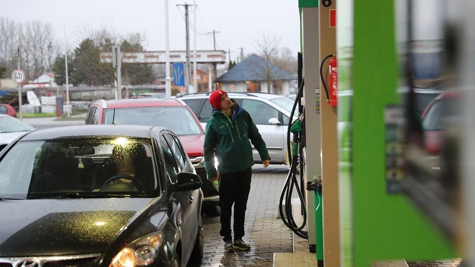 Végre: péntektől csökken az üzemanyag ára Magyarországon – de nem mindenki örülhet