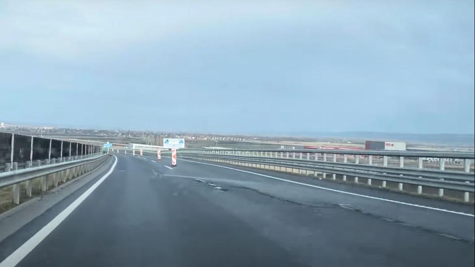 Kettészakadt az M30-as autópálya (VIDEÓ)