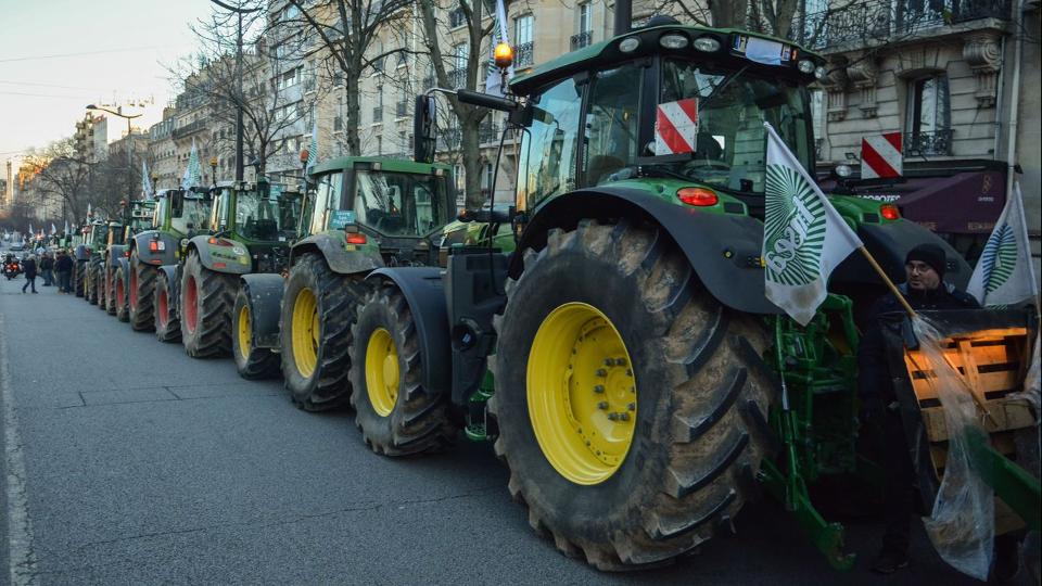 Megdbbent felvtel – traktorok ezrei blokkoljk a Prizsbl kivezet autplykat (VIDE)