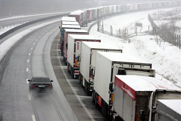 Sorms, 2013. februr 12. A havazs miatt a magyar-szlovn hatron fennll forgalomkorltozs kvetkeztben kamionok vesztegelnek az M7-es autplya Nagykanizsa-Eszteregnye kztti szakaszn, Sorms kzelben, a lellsvban 2013. februr 12-n. MTI Fot: Varga Gyrgy