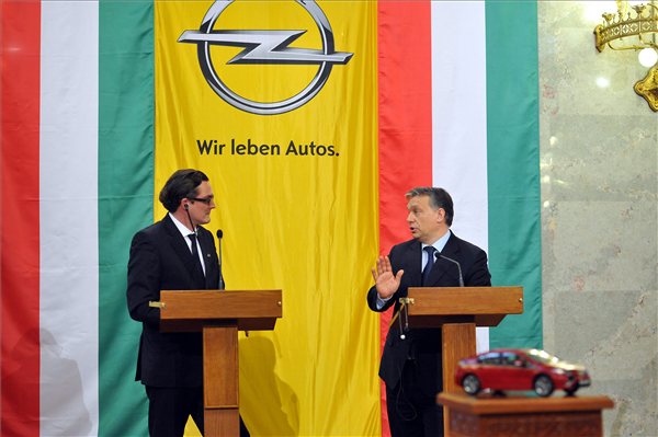 Orbn Viktor miniszterelnk (j) s Joachim Koschnicke, az Opel elnkhelyettese sajttjkoztatt tart Budapesten, a Parlament Delegcis termben 2013.februr 12-n. Bejelentettk, hogy bvti szentgotthrdi zemt az Opel. A 130 milli eurs beruhzssal a cg tbb mint szz munkahelyet hoz ltre, s 1600 ngyzetmterrel nveli a termel zem terlett. MTI Fot: Sos Lajos